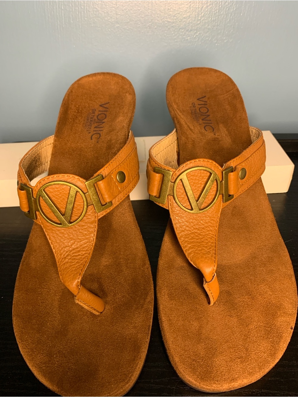 Vionic Tan Leather Thong Sandals with Brass V Emblem